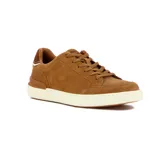 Zapato casual de hombre, estilo zapatilla de caña baja, color camel. Confeccionado en gamuza, cordones a tono y suela de goma color crema.