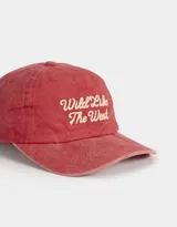 Gorra de béisbol color rojo cereza con bordado frontal en color crudo con la frase "Wild Like The West".