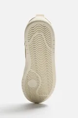 Zapatillas deportivas blancas de estilo skate con cordones gruesos y suela con plataforma.