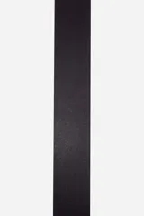 Cinto de cuero negro con hebilla metálica plateada de doble pasador.