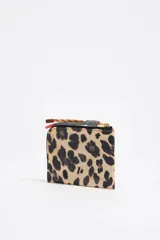 Monedero pequeño con estampado animal print, cierre de cremallera, tirador de cordón, logo metálico y tarjetero interior. Acabados metálicos.