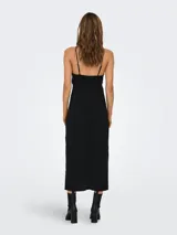 Vestido midi negro de corte camisole con breteles finos y abertura en la pierna.