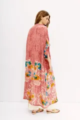 Kimono largo de viscosa color rosado con estampado floral en tonos celeste, amarillo y verde.