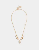 Collar corto dorado con cadena de eslabones y dijes colgantes de corazones dorados, corazones rosados y perlas.