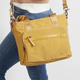 Bolso tipo shopper color mostaza, con bolsillo frontal con cierre y correa bandolera ajustable y desmontable.