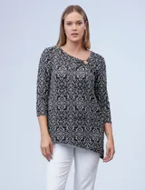 Blusa de seda fría texturada con cuello a la base y aplique de aro metálico, de corte asimétrico.