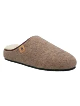 Pantufla cerrada color marrón claro, con capellada de fieltro y plantilla con corderito.