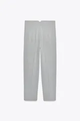 Pantalón gris de tiro alto con costuras marcadas en delantero y espalda, bolsillos delanteros de vivo y cierre frontal con cremallera, botón interior y gancho metálico.