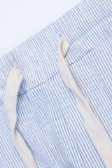 Pantalón celeste a rayas verticales blancas, confeccionado en tejido de algodón. Con cintura elastizada y cordón de algodón para regular el calce.