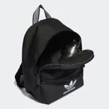 Mochila negra compacta con compartimento principal y bolsillo frontal, fabricada en poliéster reciclado.