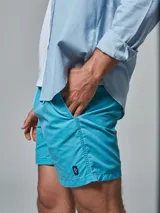 Short de baño azul con cintura elástica ajustable con cordón.