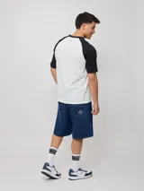 Bermuda de jean celeste con efecto lavado, corte recto y largo a la rodilla. Confeccionada en denim 100% algodón.