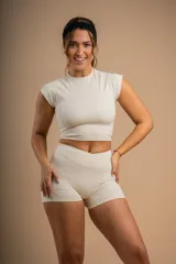 Top deportivo color beige con mangas cortas y corte crop.