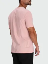 Camiseta color tostado de corte clásico con cuello redondo y logo bordado en el pecho.