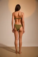 Bombacha vedetina negra con textura brillante.