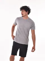 Remera lisa color lila de corte regular.