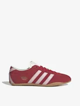 Zapatillas Adidas Tokyo color bordó con las tres tiras laterales en rosa pastel.