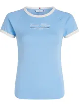 Remera celeste de algodón con corte slim, cuello redondo y mangas raglán con ribetes blancos. Estampado frontal con el logo de Tommy Hilfiger.