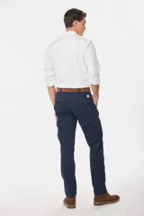 Pantalón cargo azul marino de gabardina con bolsillos laterales y traseros con solapa.