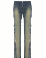 Jean tiro bajo de mezclilla azul con efecto gastado y paneles con costuras curvas que recorren las piernas. Presenta cierre frontal y corte ligeramente acampanado en la botamanga.