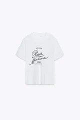 Camiseta blanca de algodón con cuello redondo y mangas cortas. Estampado frontal con la frase "Paris, Mon doux rêve!" en azul marino.