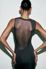 Vestido largo negro de cuello redondo y sin mangas. Tejido combinado a tono en espalda.