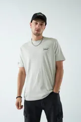 Remera negra de algodón con estampado pequeño en el pecho.