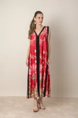 Vestido largo rojo con estampado floral, escote en V y vivos negros.