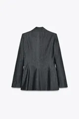 Blazer gris oscuro con cuello solapa, manga larga, bolsillos con solapa en el delantero y cierre frontal con dos botones forrados.