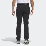 Pantalón de golf Adidas Ultimate365 con corte tapered, color negro, con tecnología de elasticidad en cuatro direcciones y acabado repelente al agua.