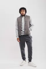 Chaleco puffer color gris, con cierre frontal y diseño acolchado.