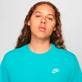 Remera de hombre Nike Sportswear Club Tee color turquesa con logo blanco bordado en el pecho.
