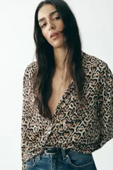 Camisa de manga larga con estampado de leopardo, cuello solapa y escote pico.