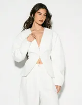 Blazer estructurado color blanco con escote en V, cierre frontal con botones y mangas largas.