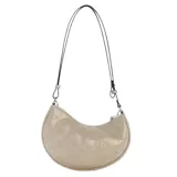 Bolso tipo media luna (hobo bag) de ecocuero brillante color marfil, con diseño acolchado en forma de rombos. Posee una correa larga ajustable de material sintético negro y una cadena metálica plateada decorativa que cruza el frente.