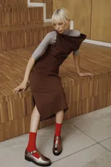 Zapato guillermina color bronce con acabado metalizado, con correa sobre el empeine con hebilla ajustable y suela de goma negra con plataforma.