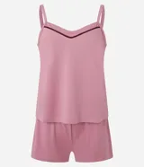 Conjunto de pijama compuesto por un top de breteles finos con detalle de bies contrastante en el escote y un short con cintura elástica.