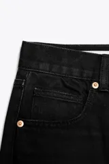 Pantalón de jean azul de corte wide leg, tiro alto y largo hasta el tobillo.