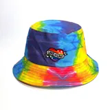 Gorro tipo bucket con estampado tie-dye multicolor y parche con diseño de corazón.