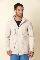 Campera color beige de nylon con cuello alto, cierre frontal con cremallera y bolsillos tipo safari con solapa y botón.