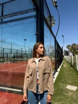 Campera color beige tejida en lana, de corte holgado y mangas largas.