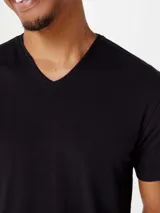 Remera blanca de algodón con cuello en V y corte slim fit.