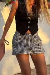 Short de tiro alto con estampado de cuadrillé blanco y negro.