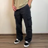 Pantalón jean celeste de corte holgado con múltiples bolsillos tipo cargo.