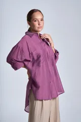 Camisa manga 3/4 color lila con textura arrugada, cuello clásico y dos bolsillos frontales.