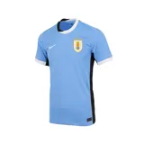 Camiseta de fútbol Nike de la selección uruguaya, modelo Local Stadium 2025, para hombre. Diseño celeste con cuello redondo blanco y ribetes blancos en las mangas. Escudo de la AUF con cuatro estrellas y logo Nike en el pecho. Paneles laterales en color negro.