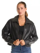 Camperita negra de eco cuero, estilo bomber o con cierre frontal, cuello solapa y puños ajustados.