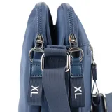 Bandolera azul de poliéster con correa regulable, cierre con botón imantado y cierre principal. Tiene tres compartimentos, un bolsillo interno con cierre, un bolsillo interno abierto y un bolsillo externo con cierre.