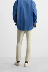 Pantalón de vestir gris oscuro, corte slim fit, con cintura elástica, bolsillos frontales y traseros de ojal.