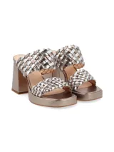 Sandalia de mujer con tiras trenzadas en cuero metalizado en tonos dorado y plateado, plataforma de 2,5 cm y taco de 9,5 cm.